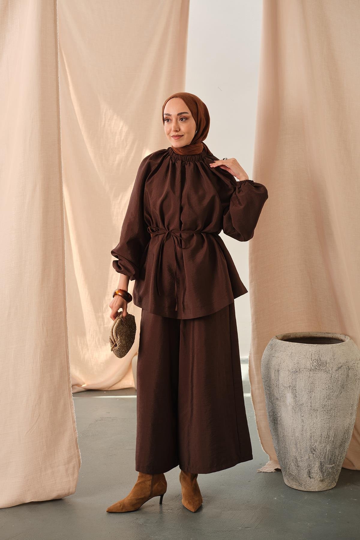 Yakası Lastik Detaylı Takım Kahve