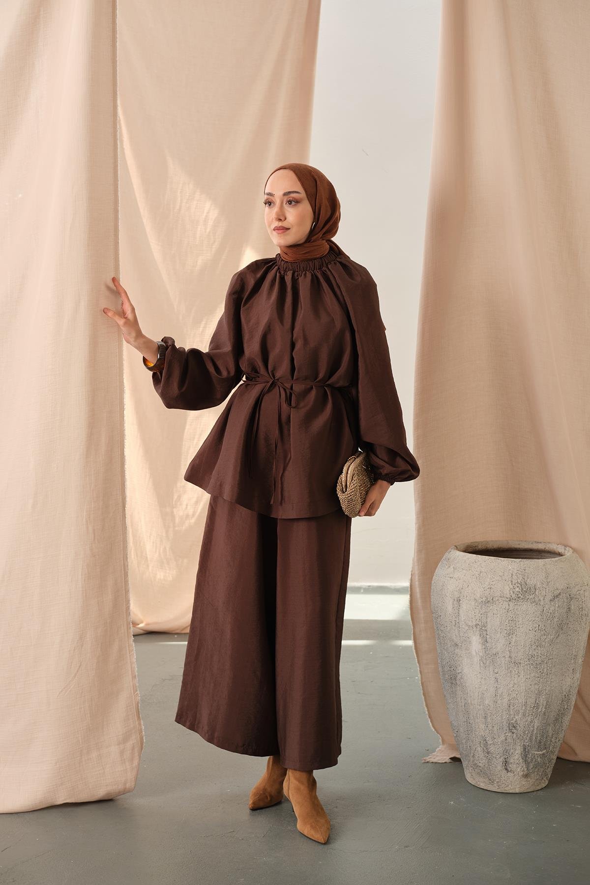 Yakası Lastik Detaylı Takım Kahve