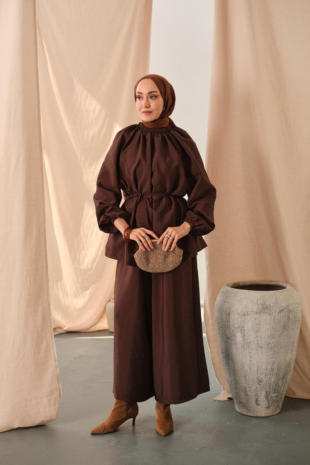 Yakası Lastik Detaylı Takım Kahve