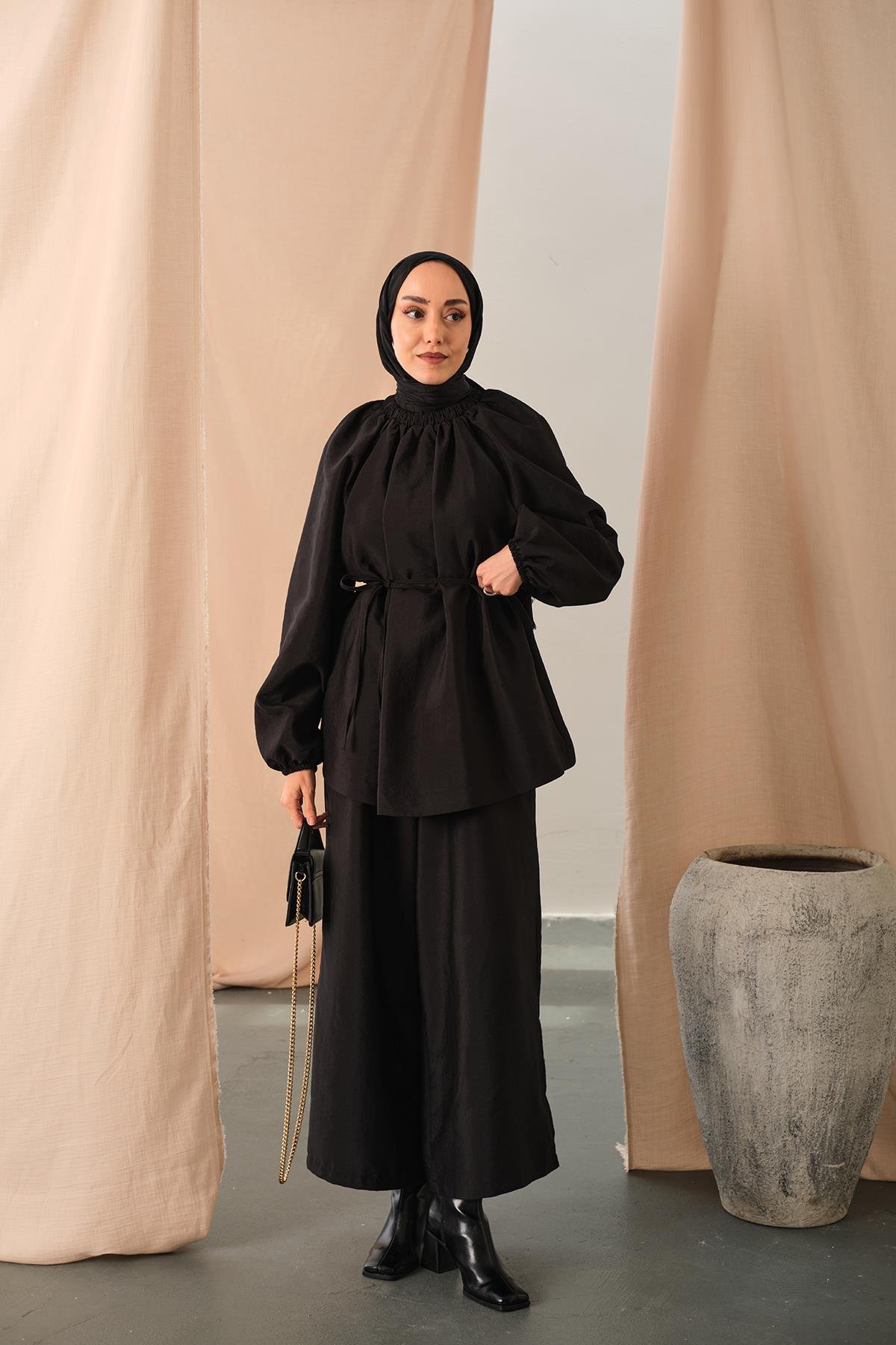 Yakası Lastik Detaylı Takım Siyah