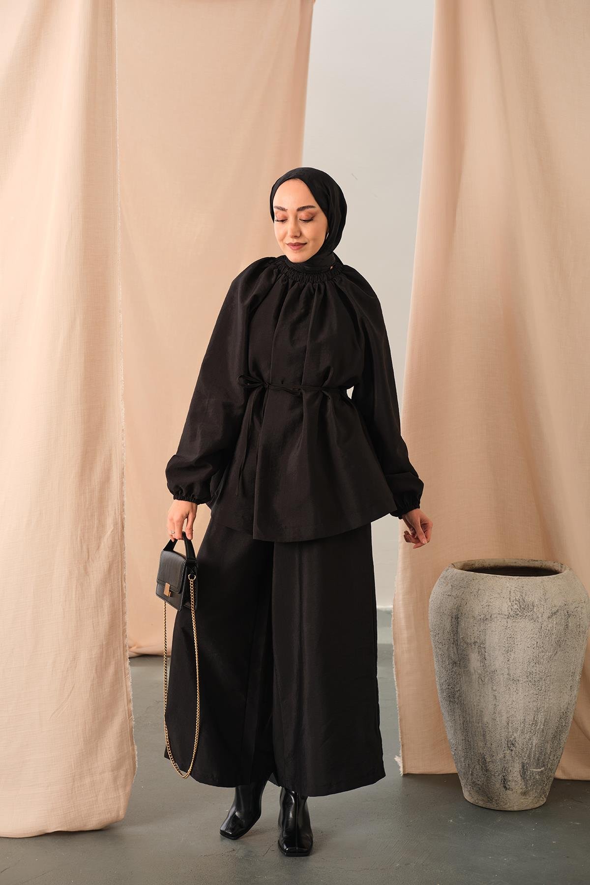 Yakası Lastik Detaylı Takım Siyah