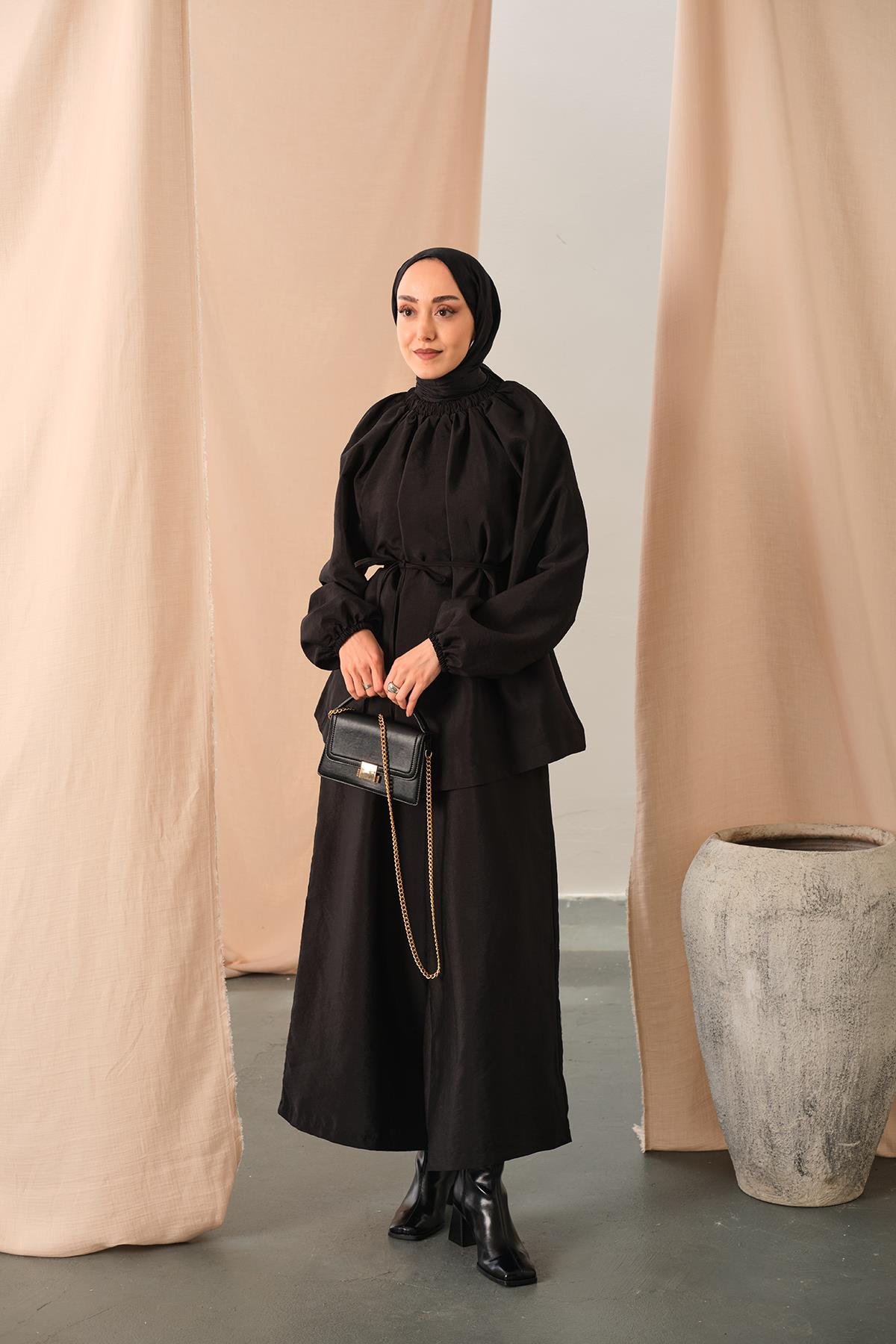 Yakası Lastik Detaylı Takım Siyah