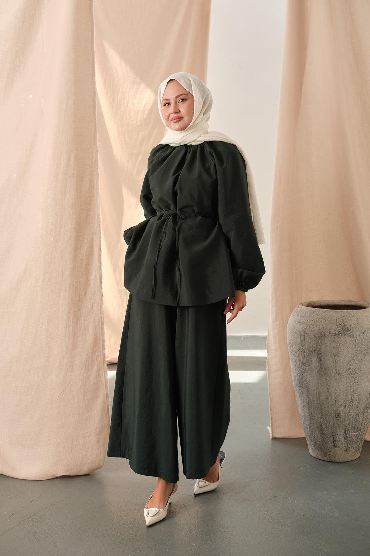 Yakası Lastik Detaylı Takım Zümrüt Yeşil