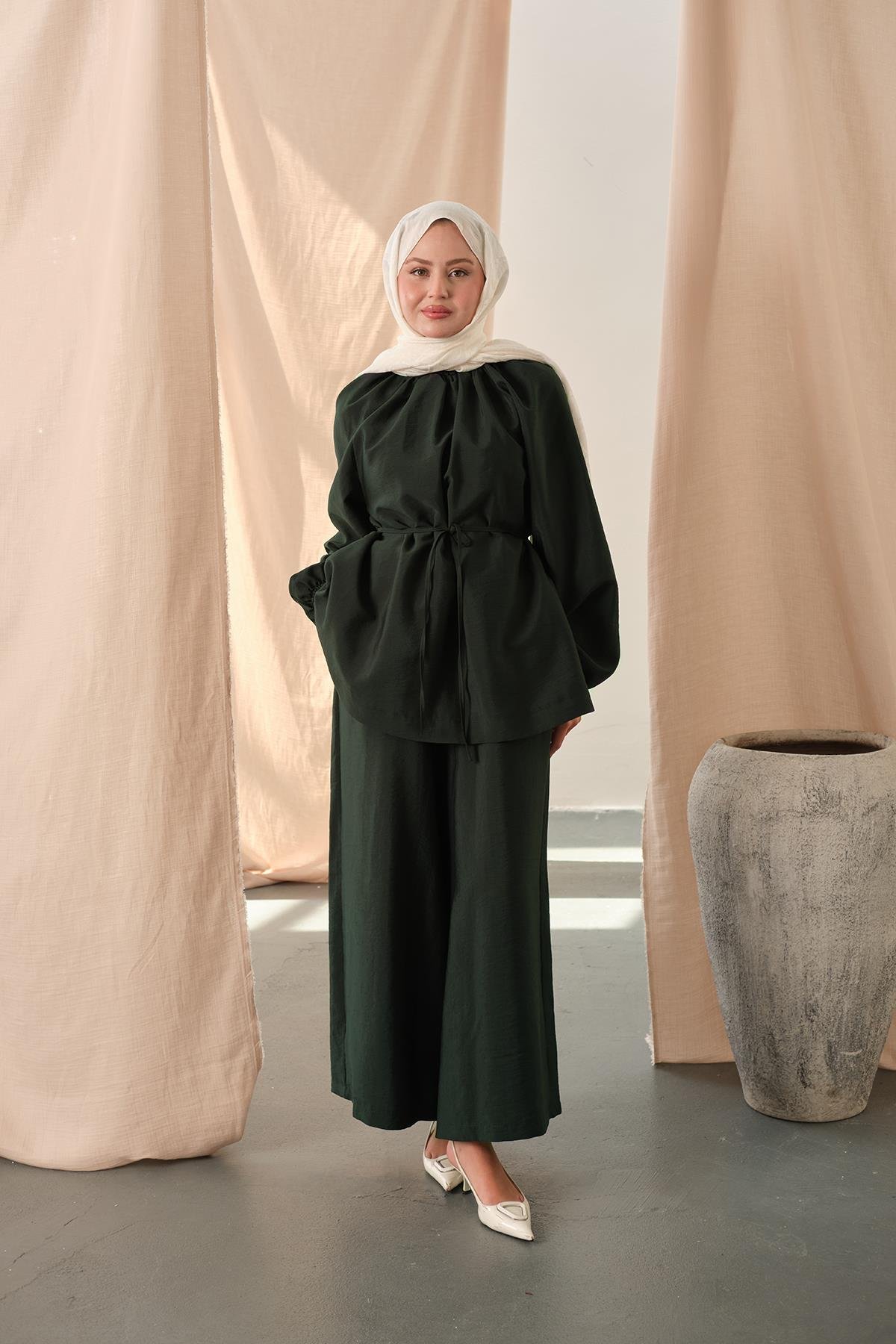 Yakası Lastik Detaylı Takım Zümrüt Yeşil