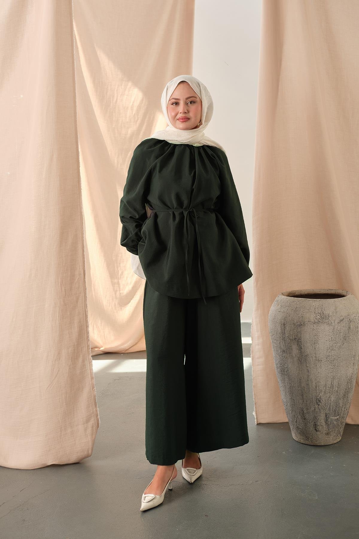 Yakası Lastik Detaylı Takım Zümrüt Yeşil