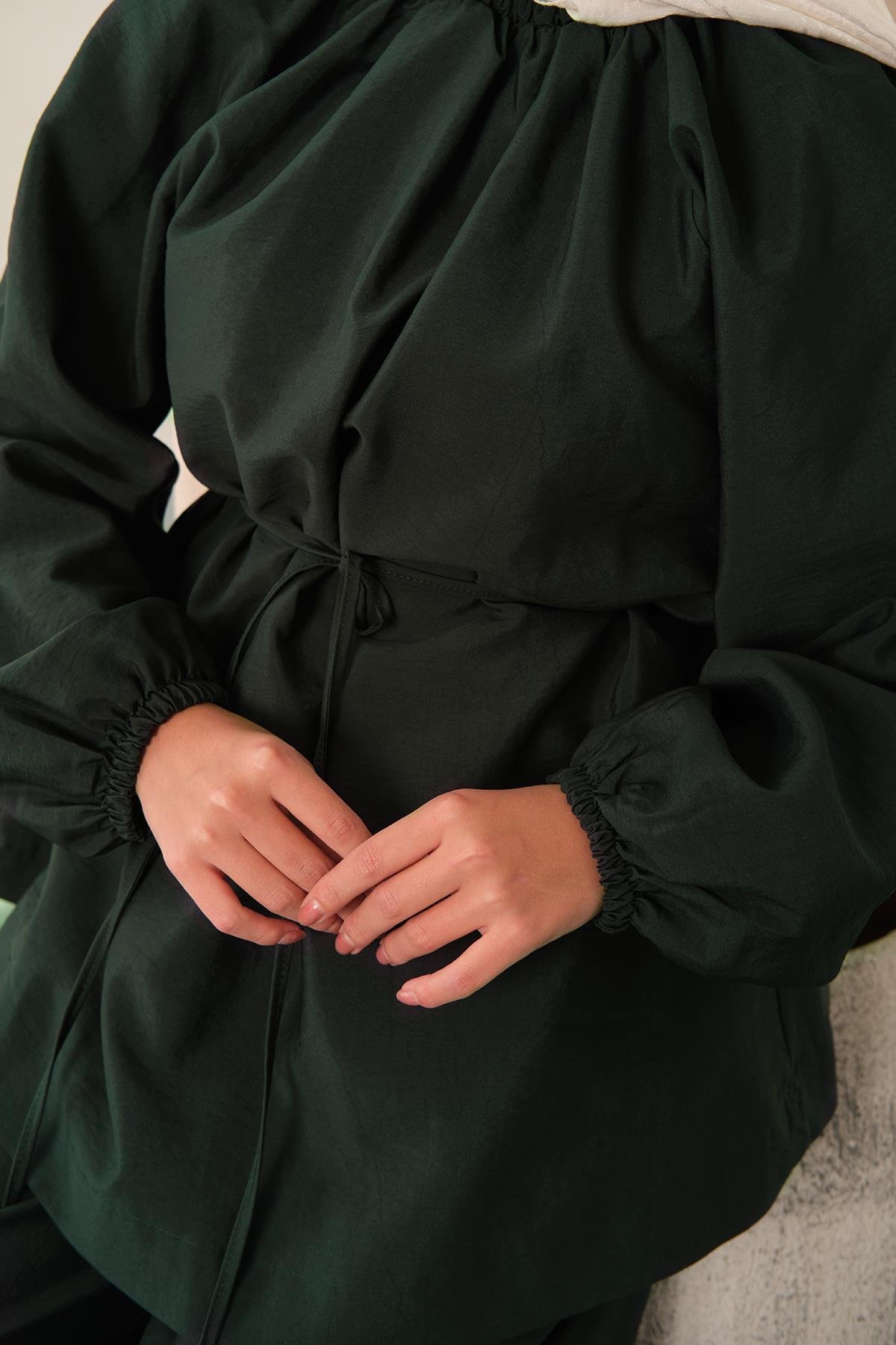 Yakası Lastik Detaylı Takım Zümrüt Yeşil