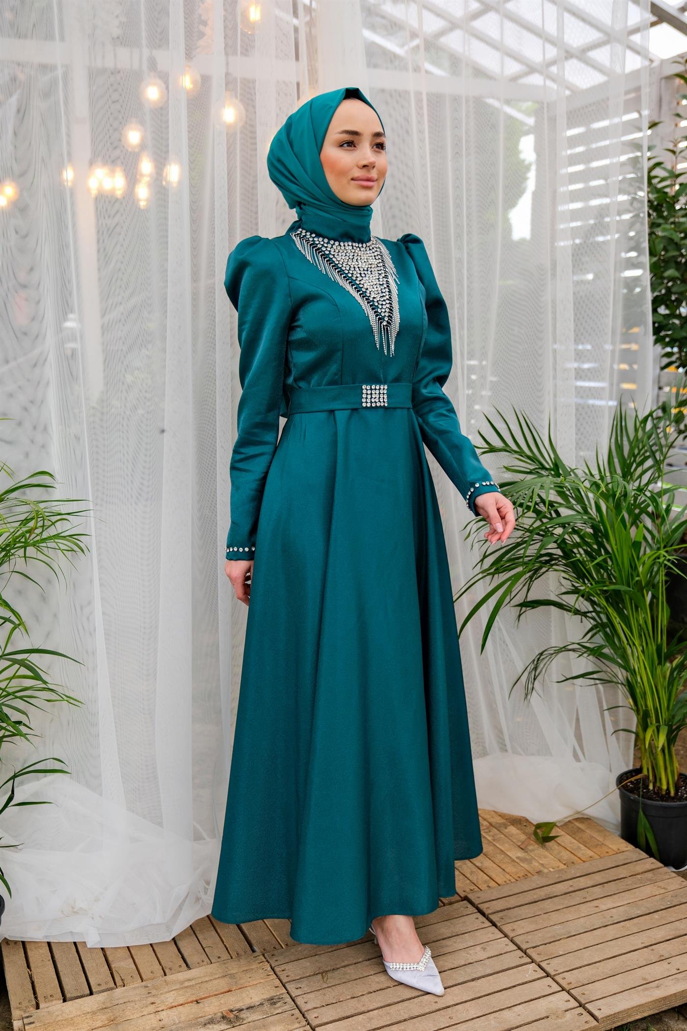 YAKASI TAS AKSESUARLI ABIYE ZUMRUT YESIL