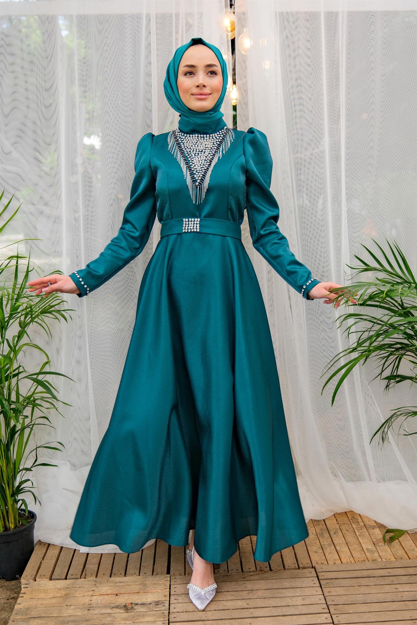 YAKASI TAS AKSESUARLI ABIYE ZUMRUT YESIL