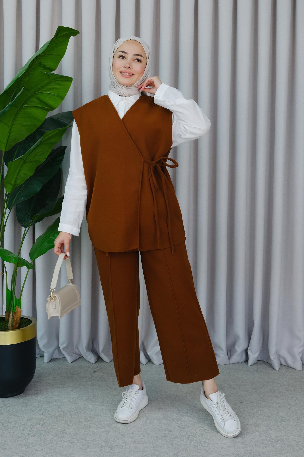 Yandan Bağlamlı Yelekli Takım Taba