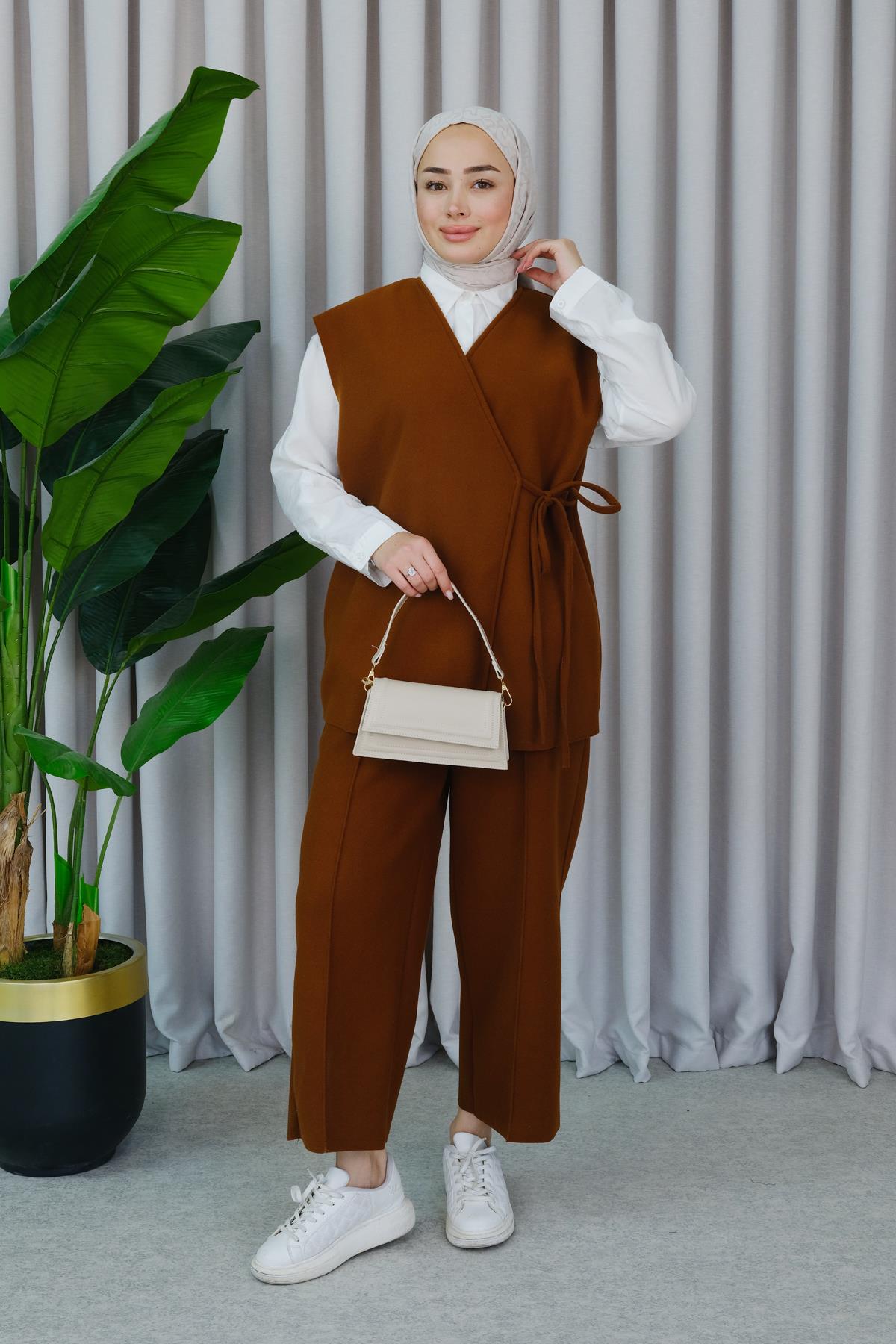 Yandan Bağlamlı Yelekli Takım Taba