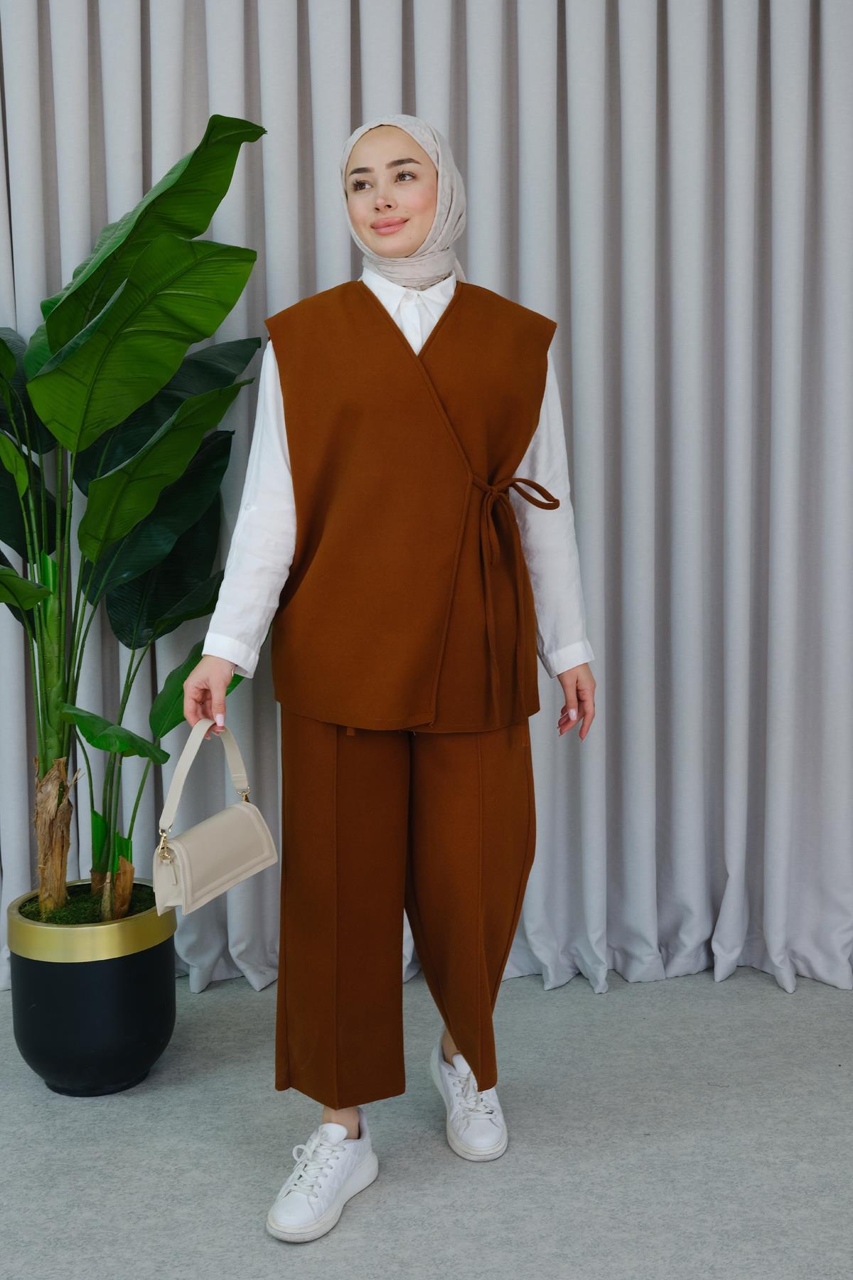 Yandan Bağlamlı Yelekli Takım Taba