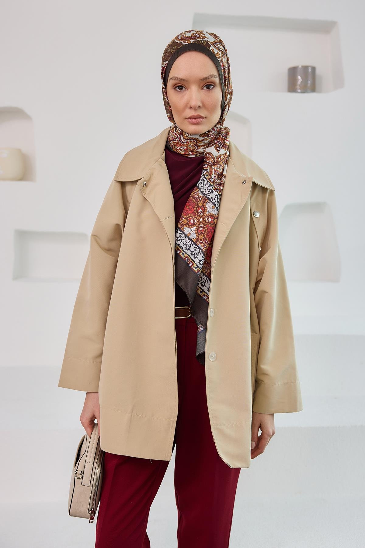 Yanları Açılabilir Çıt Çıt Detaylı Kısa Trenç Krem