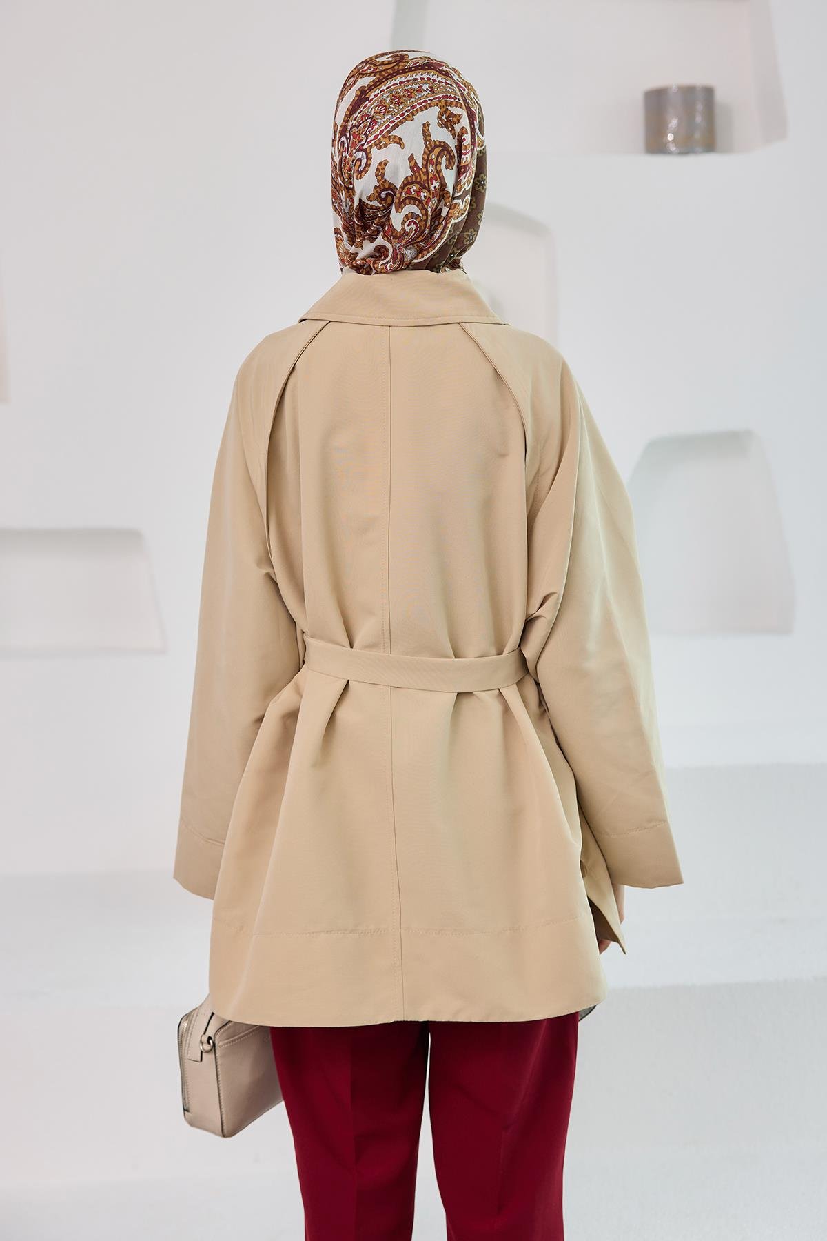 Yanları Açılabilir Çıt Çıt Detaylı Kısa Trenç Krem