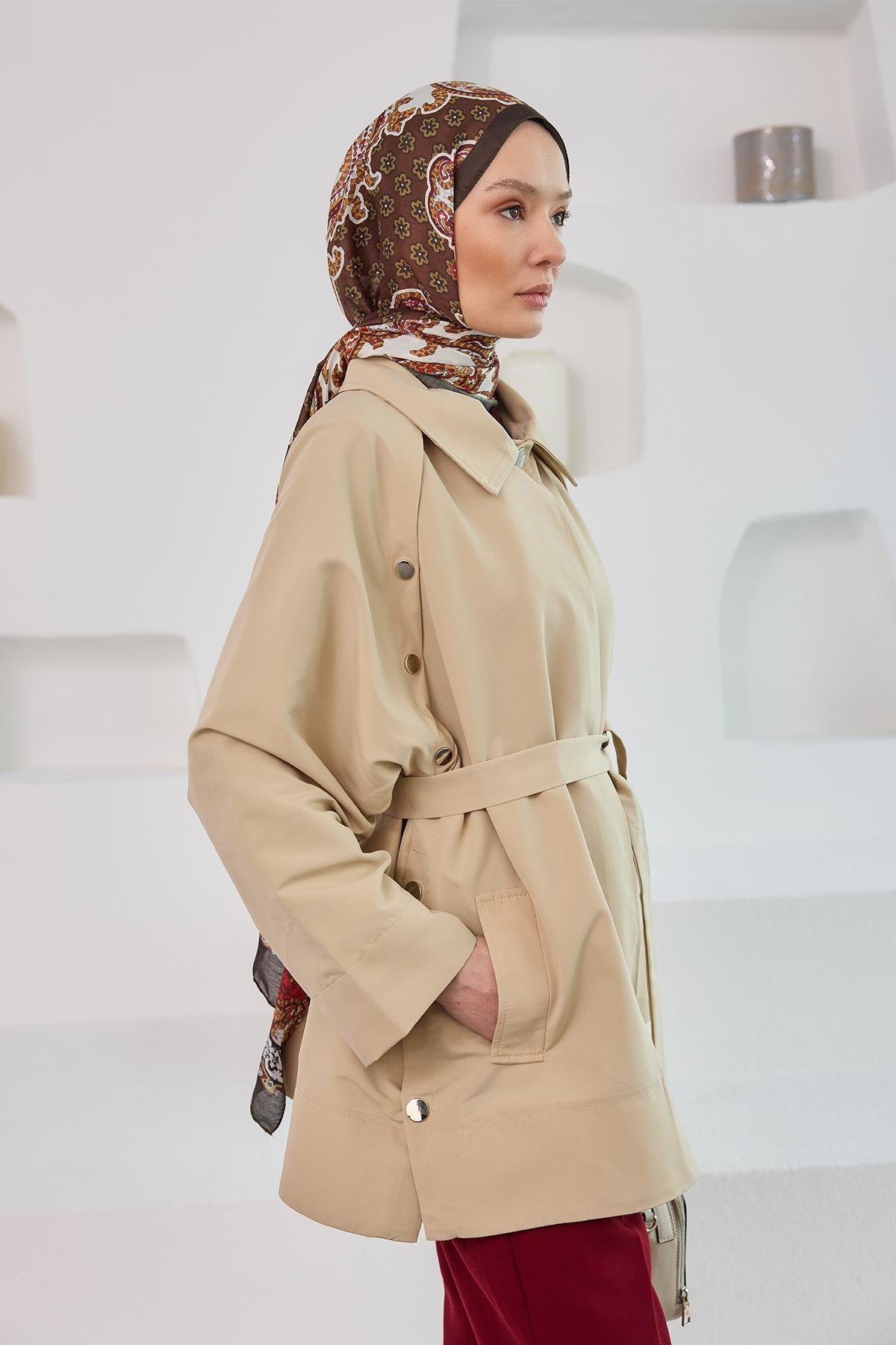 Yanları Açılabilir Çıt Çıt Detaylı Kısa Trenç Krem