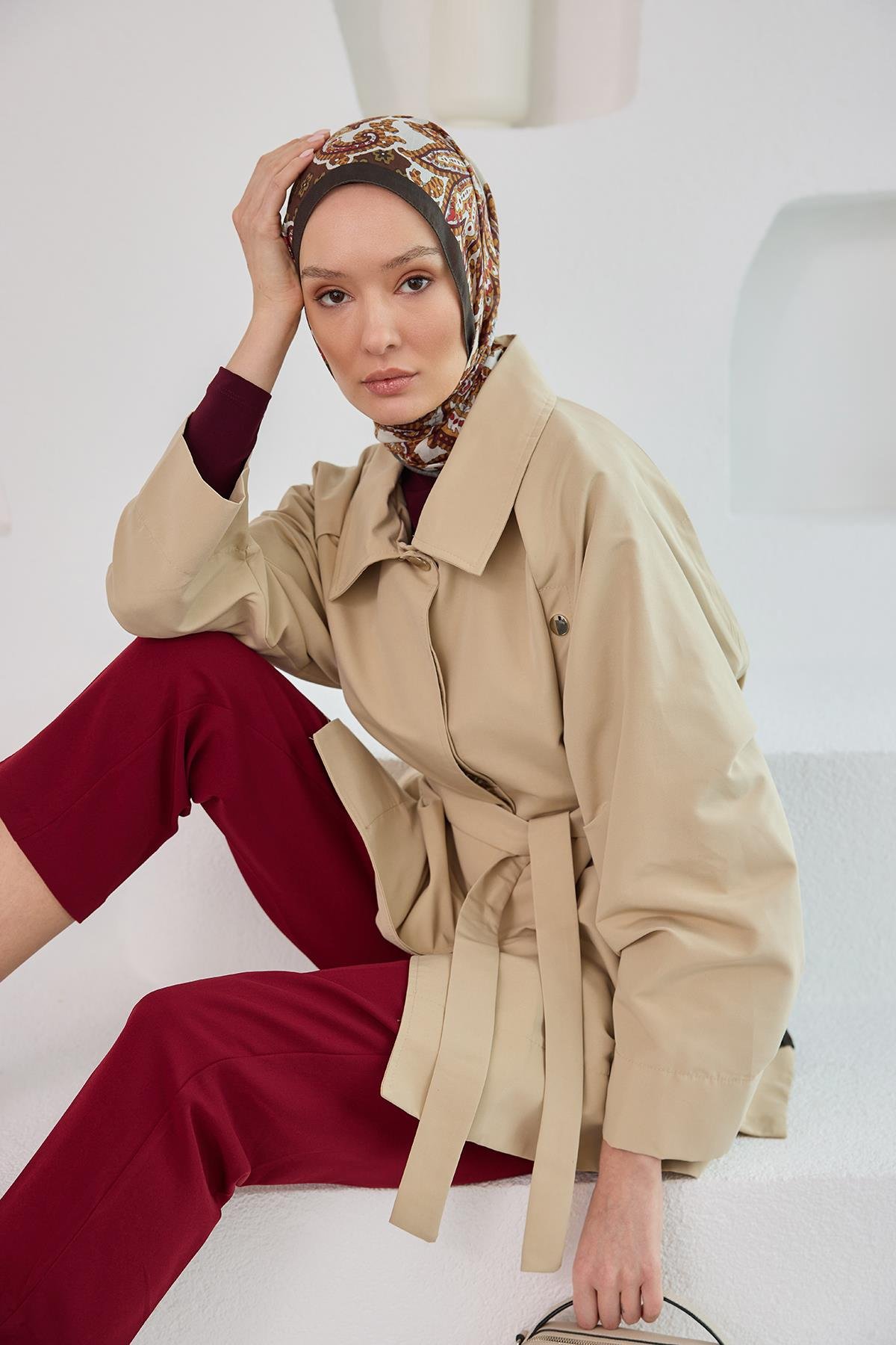 Yanları Açılabilir Çıt Çıt Detaylı Kısa Trenç Krem