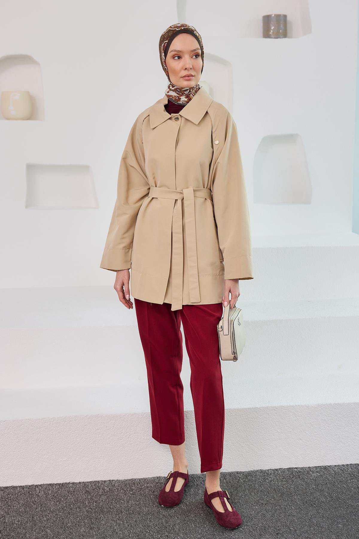 Yanları Açılabilir Çıt Çıt Detaylı Kısa Trenç Krem