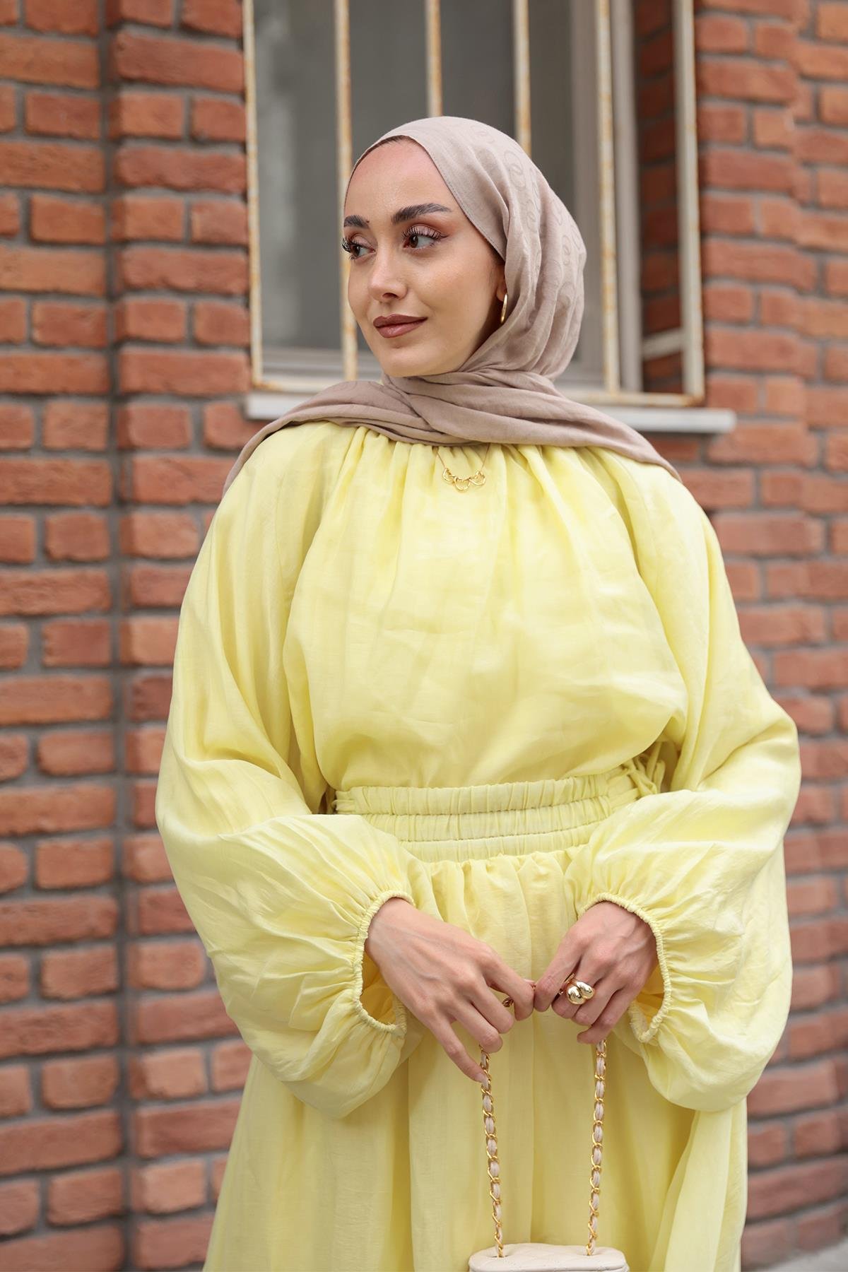 Yanları Püskül Detaylı Takım Sarı