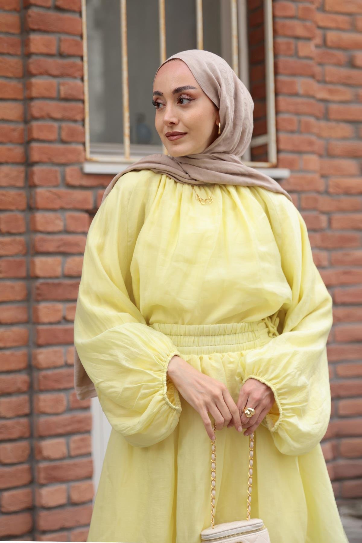 Yanları Püskül Detaylı Takım Sarı