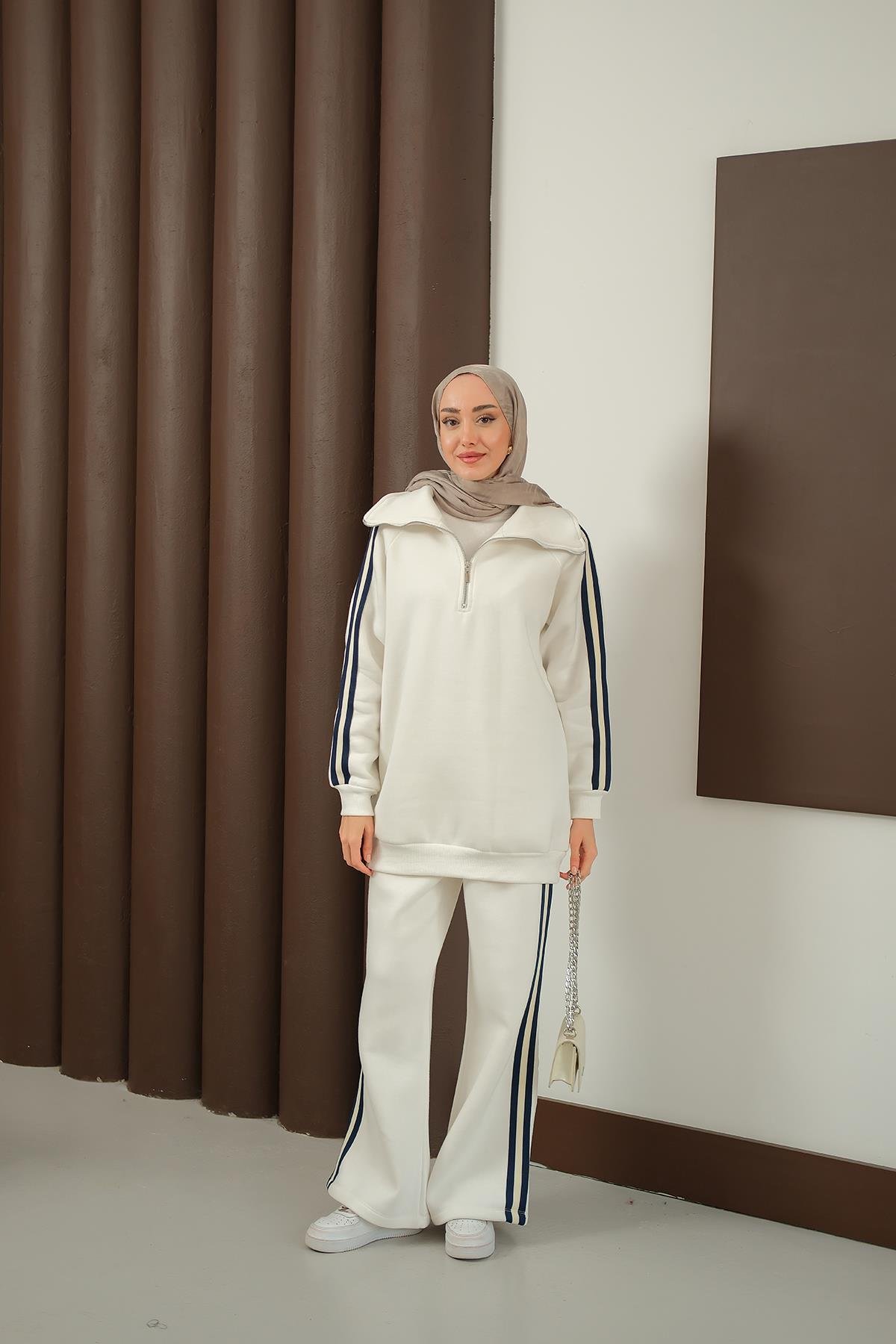 Yanları Şerit Detay Takım Beyaz