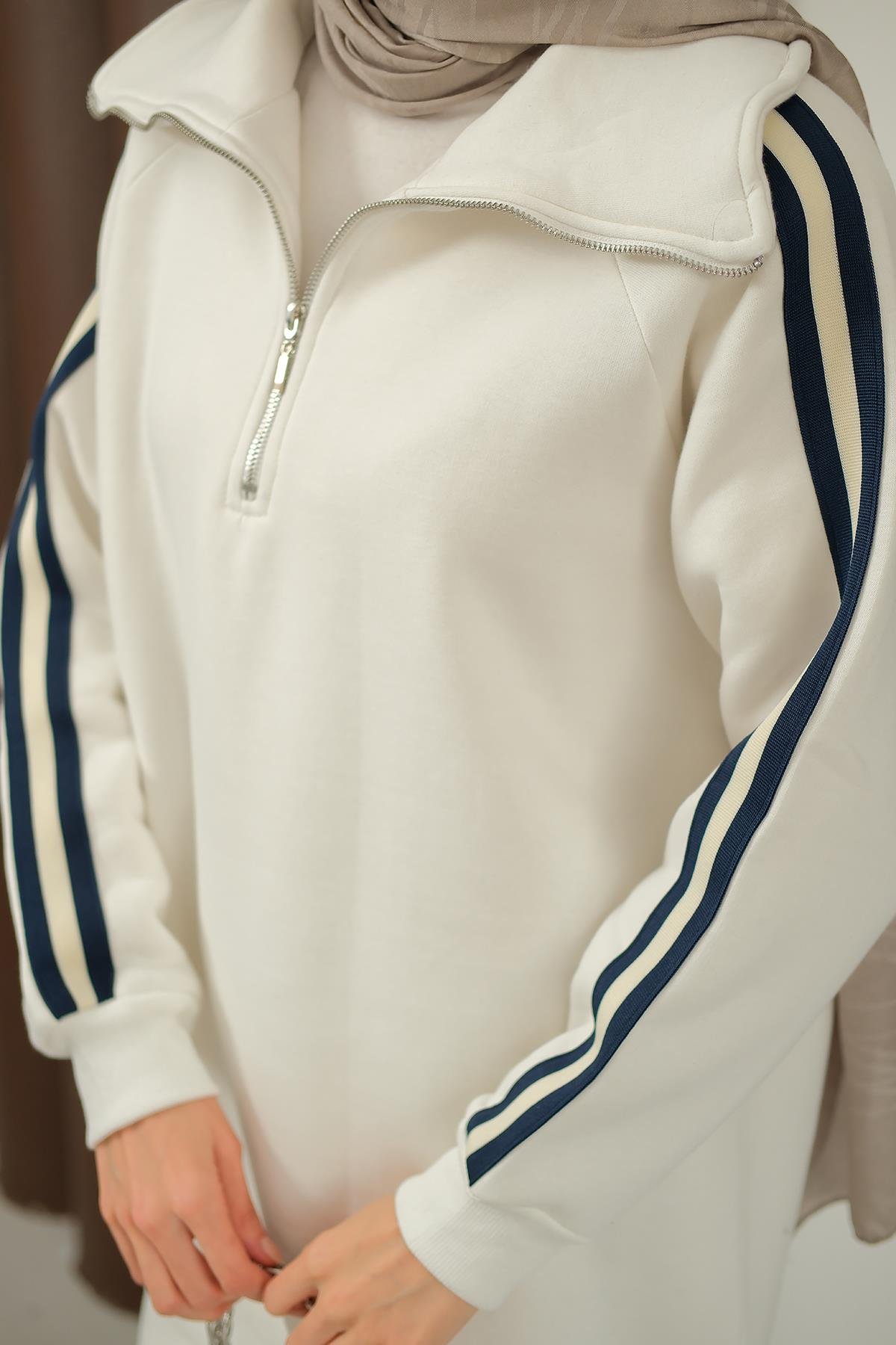 Yanları Şerit Detay Takım Beyaz