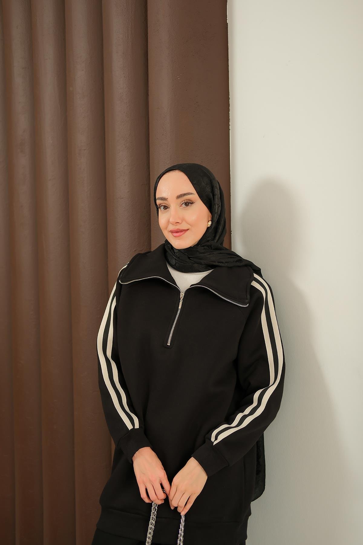 Yanları Şerit Detay Takım Siyah