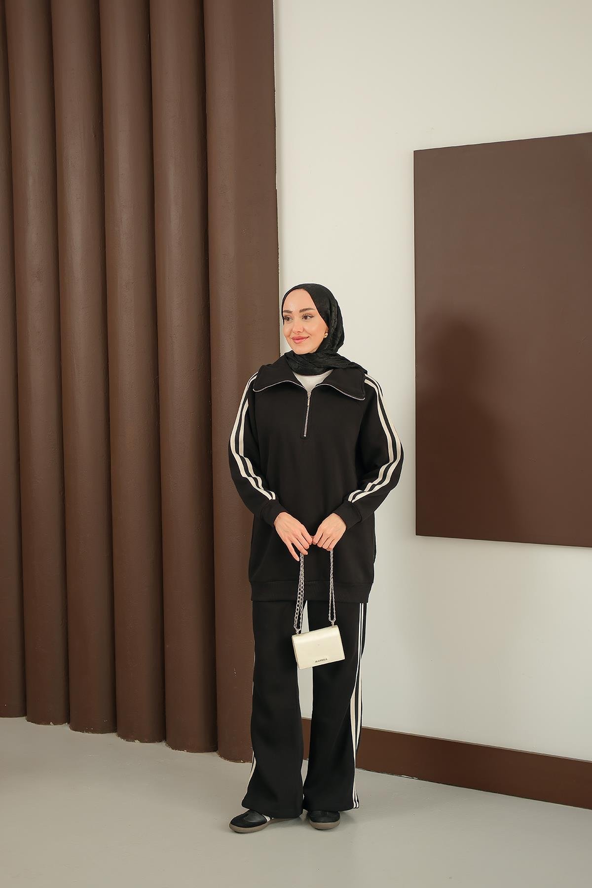 Yanları Şerit Detay Takım Siyah