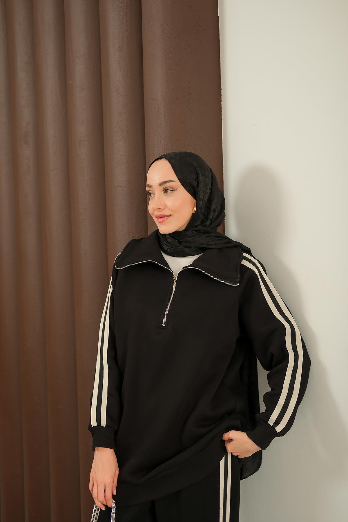 Yanları Şerit Detay Takım Siyah