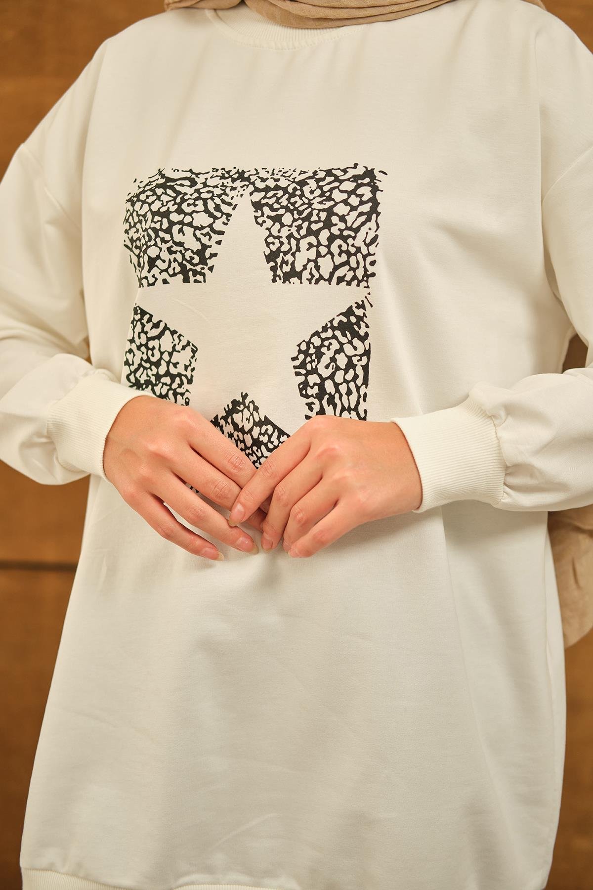 Yıldız Baskılı Sweatshirt Beyaz