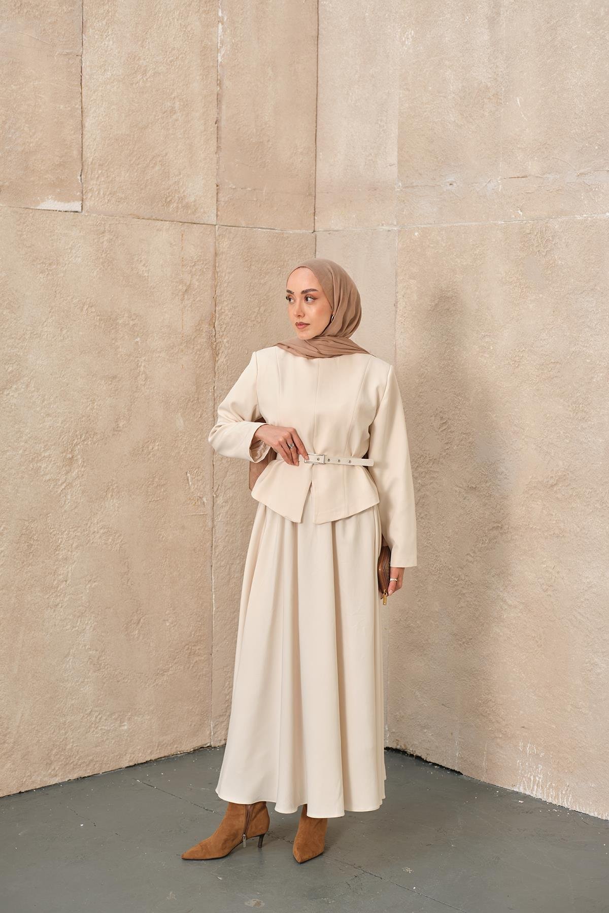 Yırtmaç Detaylı Takım Ekru