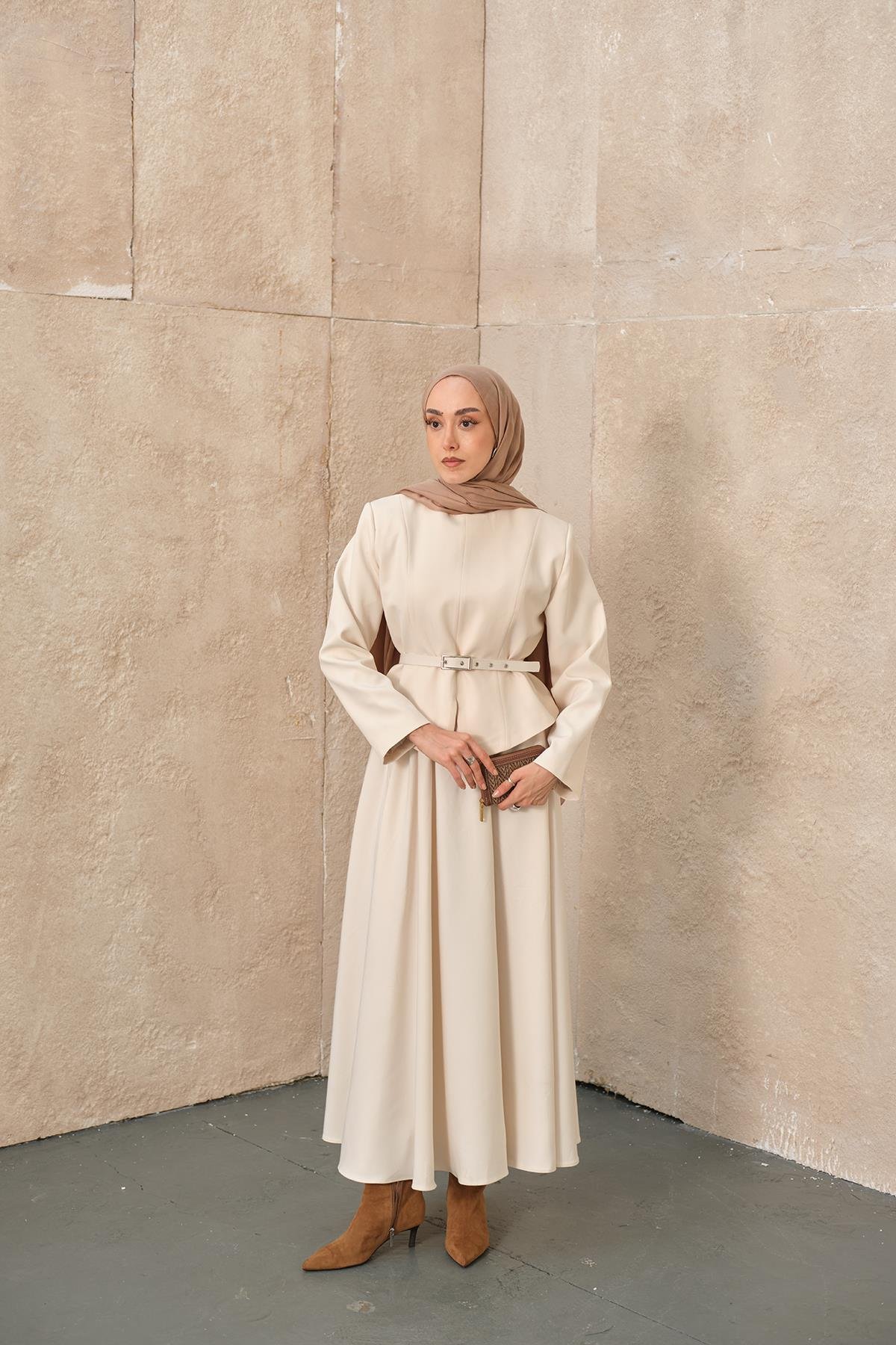 Yırtmaç Detaylı Takım Ekru