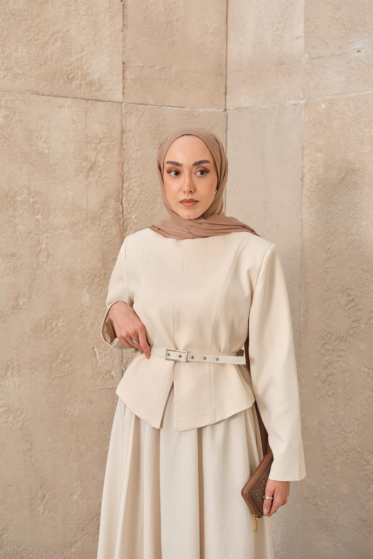 Yırtmaç Detaylı Takım Ekru