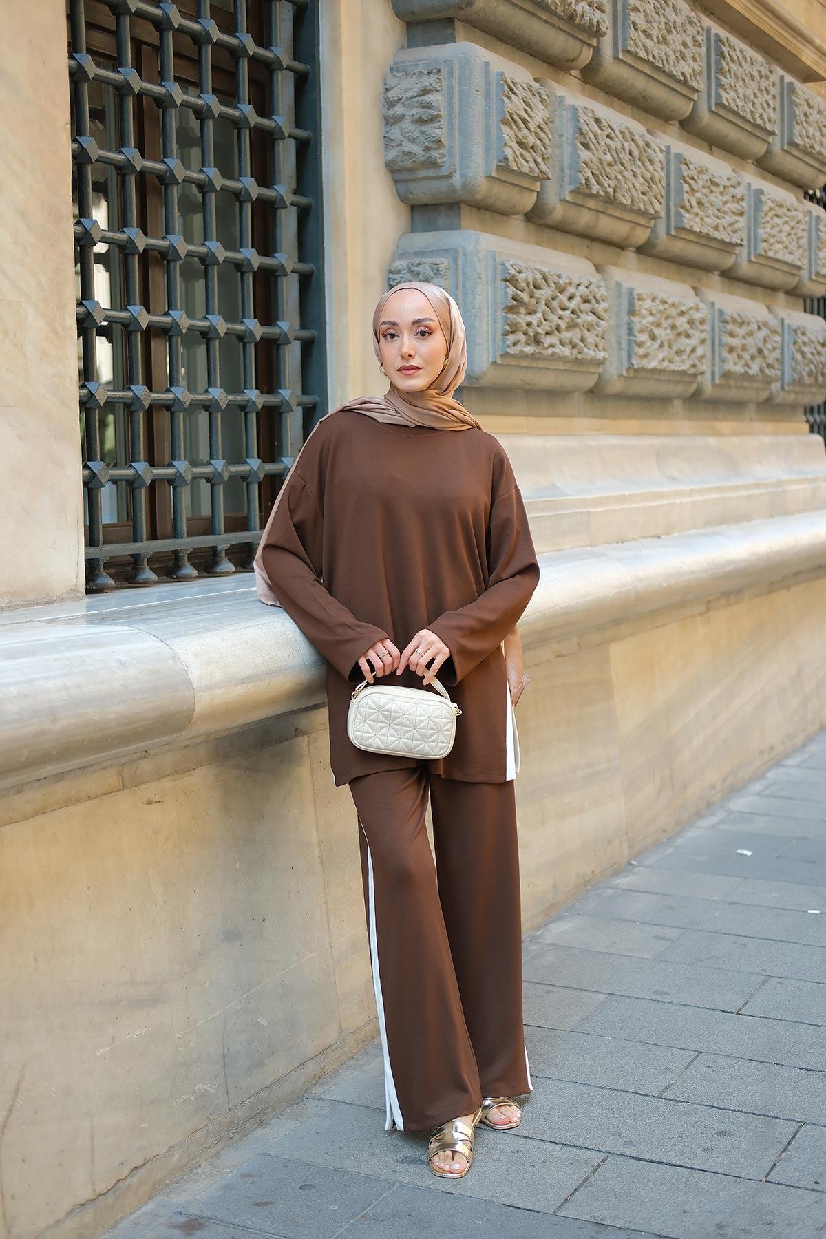 Yırtmaçlı Garni Detay Takım Kahverengi