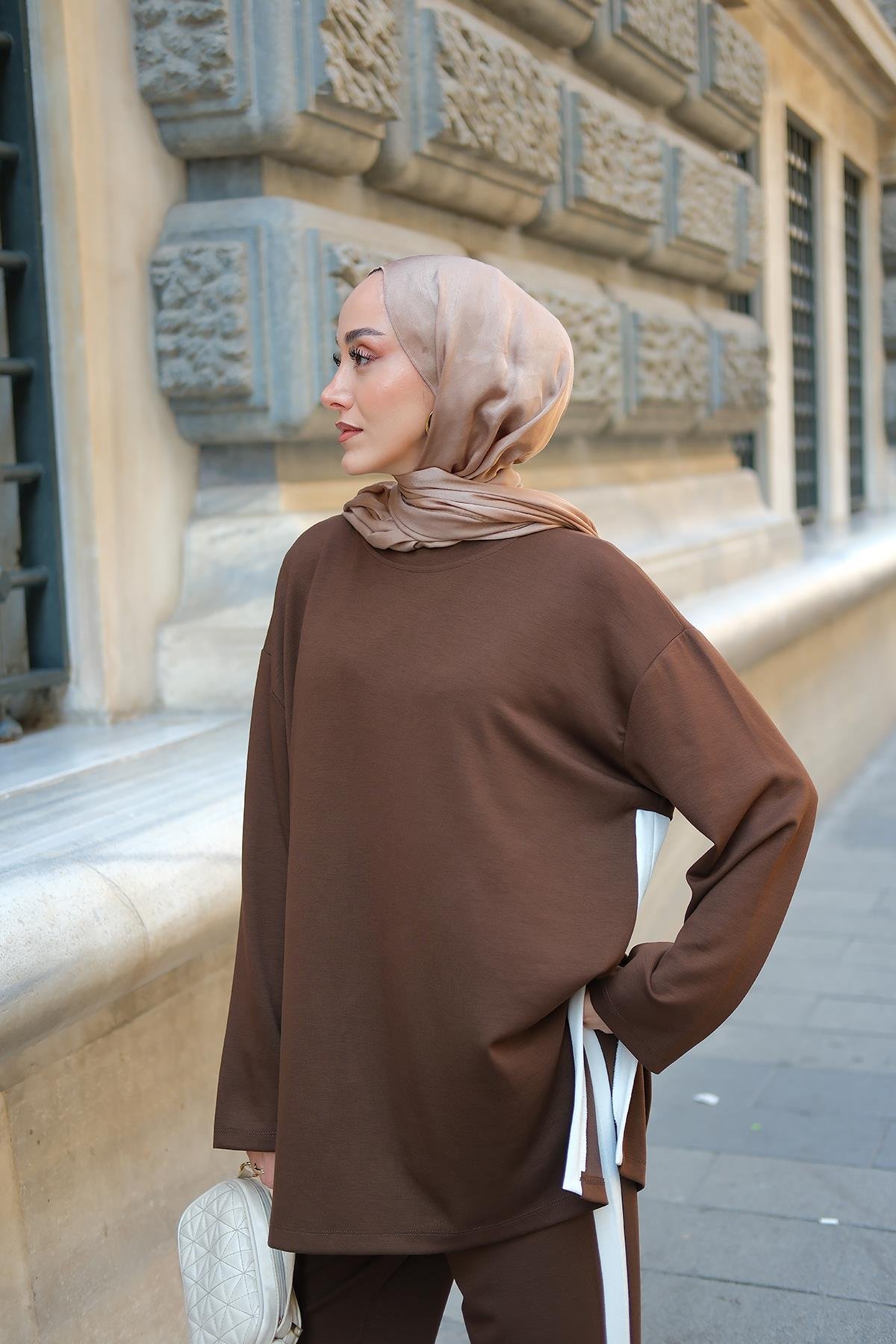 Yırtmaçlı Garni Detay Takım Kahverengi