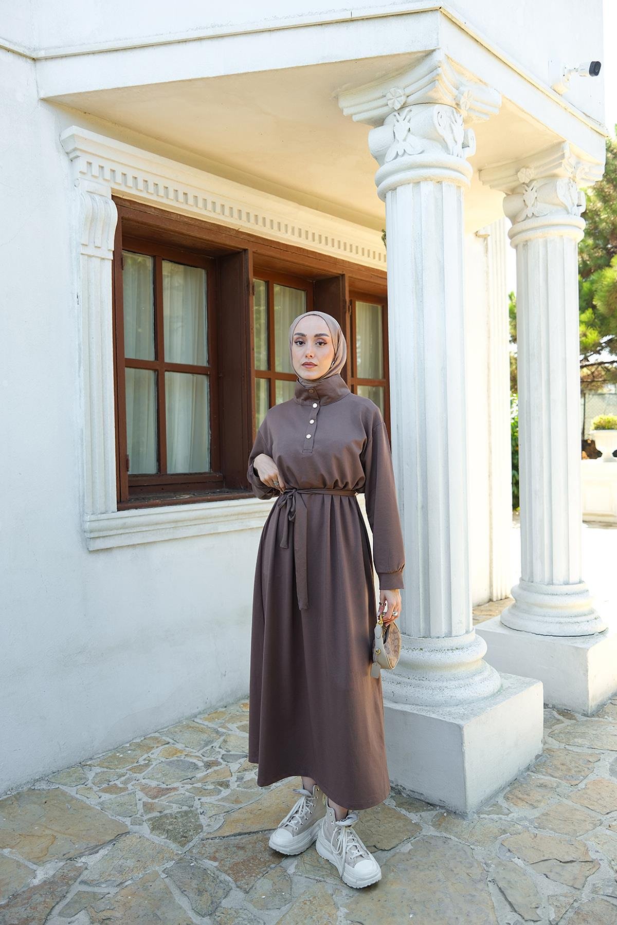 Yüksek Yaka Çıtçıtlı Elbise Kahverengi