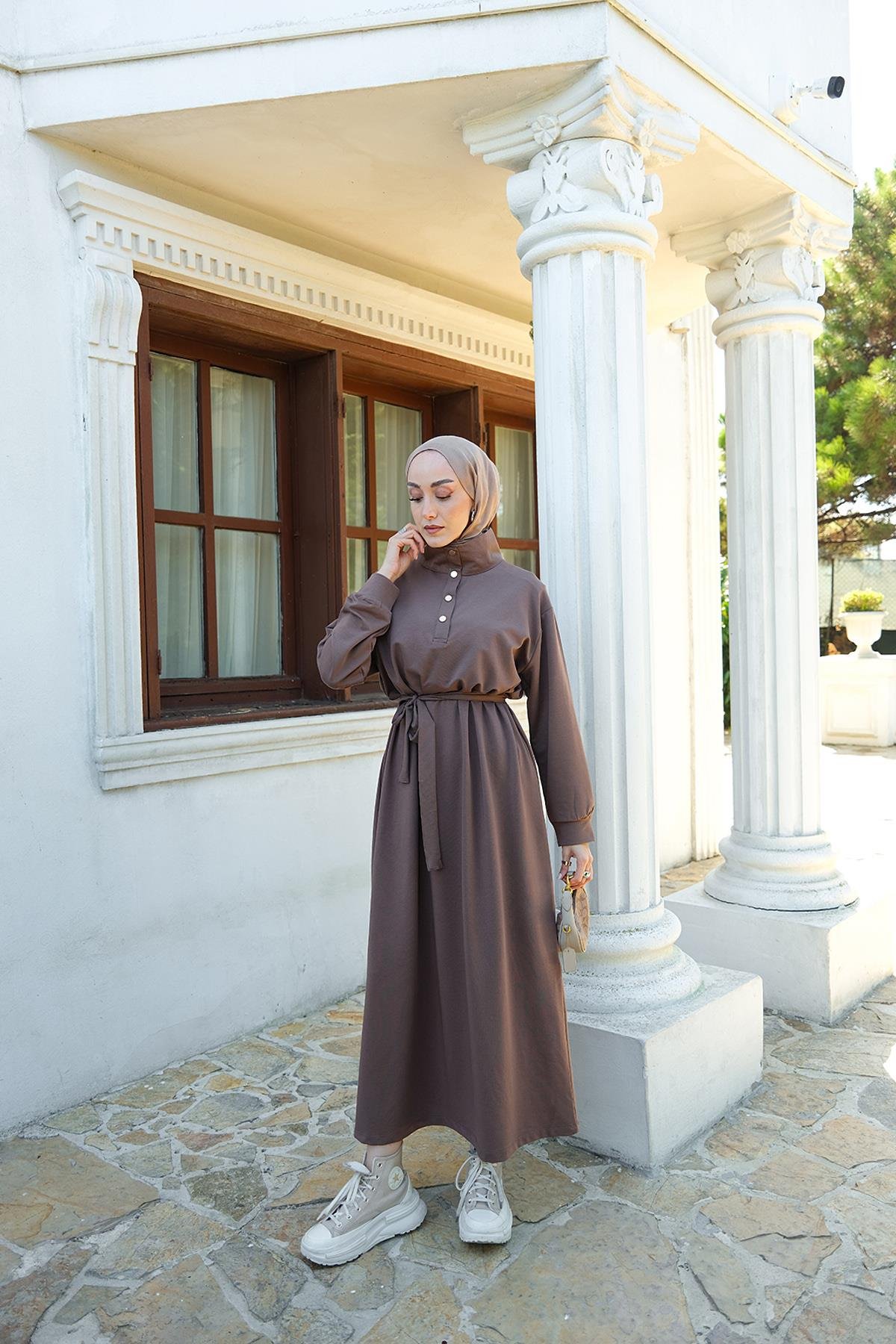 Yüksek Yaka Çıtçıtlı Elbise Kahverengi