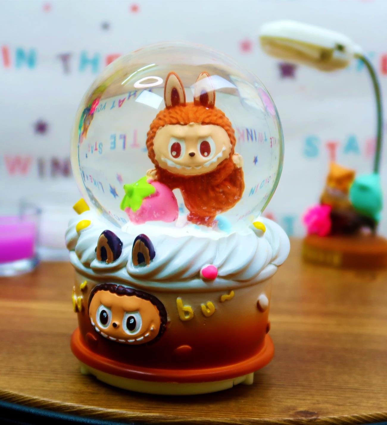 Orta Boy Işıklı Kar Küresi  13x9x9