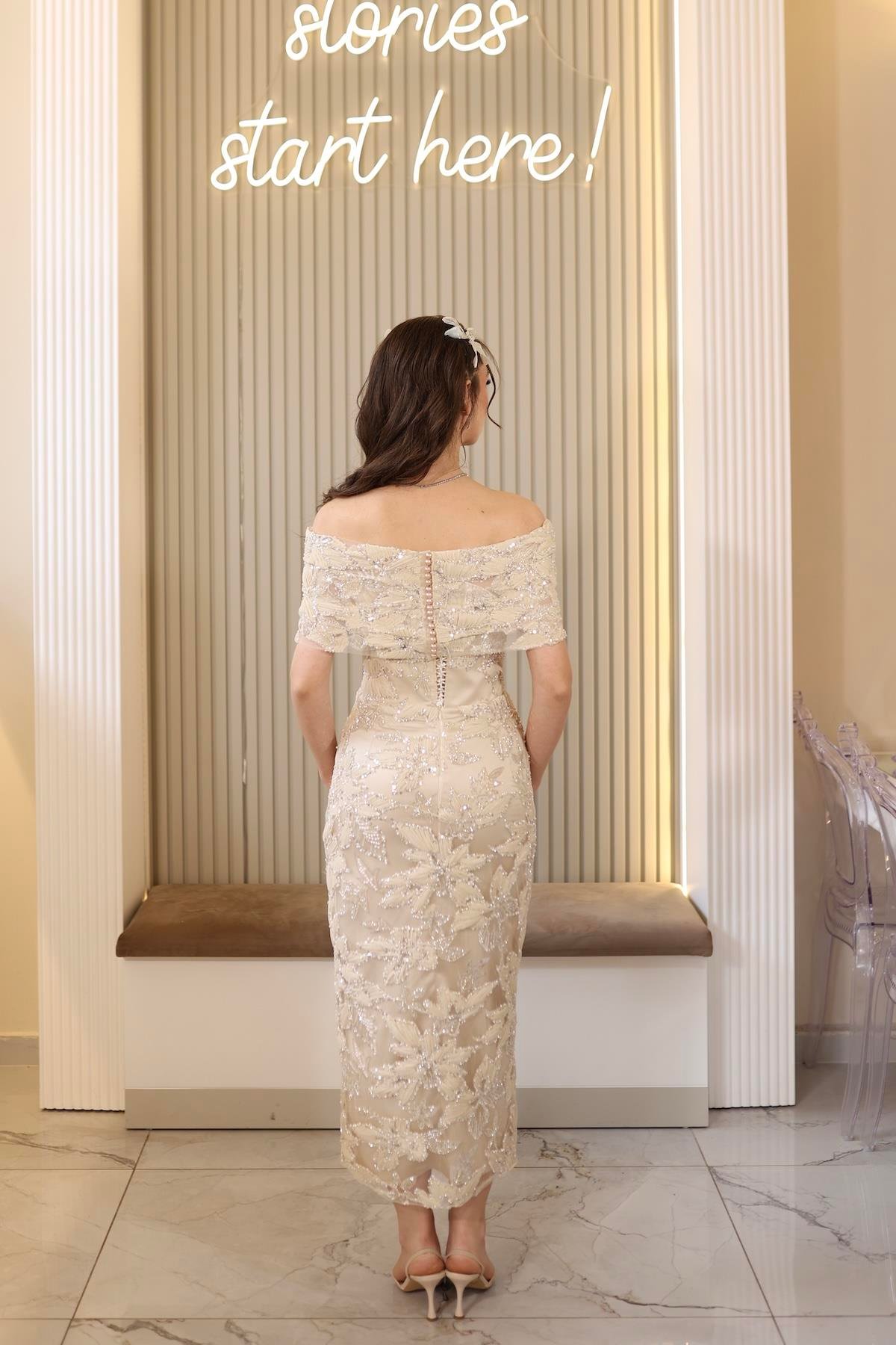 TheElsa | ARES KALEM BEJRENKLİ DANTEL ELBİSELERAres Kalem Bej Çiçekli Özel Tasarım Dantel Nişan Nikah Elbise