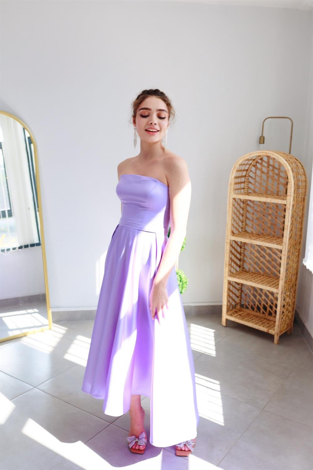 TheElsa | Kişiye Özel Üretim Abiye Elbise | Bella Lila Çiçek Tasarımlı Kuyruklu Midiboy Saten Abiye ElbiseÖZEL ÜRETİM ELBİSEBella Lila Çiçek Tasarımlı Kuyruklu Midiboy Saten Abiye Elbise