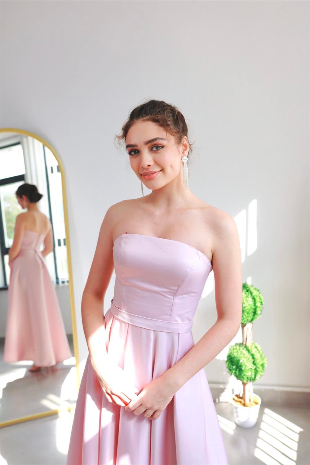 TheElsa | Kişiye Özel Üretim Abiye Elbise | Bella Pudra Pembe Çiçek Tasarımlı Kuyruklu Midiboy Saten Abiye ElbiseÖZEL ÜRETİM ELBİSEBella Pudra Pembe Çiçek Tasarımlı Kuyruklu Midiboy Saten Abiye Elbise