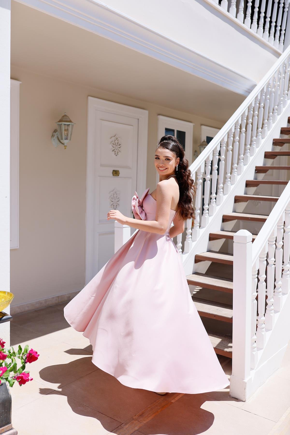 TheElsa | Kişiye Özel Üretim Abiye Elbise | Bella Pudra Pembe Çiçek Tasarımlı Kuyruklu Midiboy Saten Abiye ElbiseÖZEL ÜRETİM TASARIM ELBİSELERBella Pudra Pembe Çiçek Tasarımlı Kuyruklu Midiboy Saten Abiye Elbise