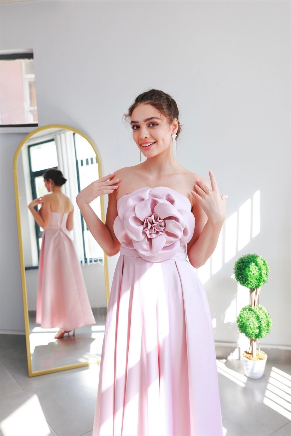 TheElsa | Kişiye Özel Üretim Abiye Elbise | Bella Pudra Pembe Çiçek Tasarımlı Kuyruklu Midiboy Saten Abiye ElbiseÖZEL ÜRETİM ELBİSEBella Pudra Pembe Çiçek Tasarımlı Kuyruklu Midiboy Saten Abiye Elbise