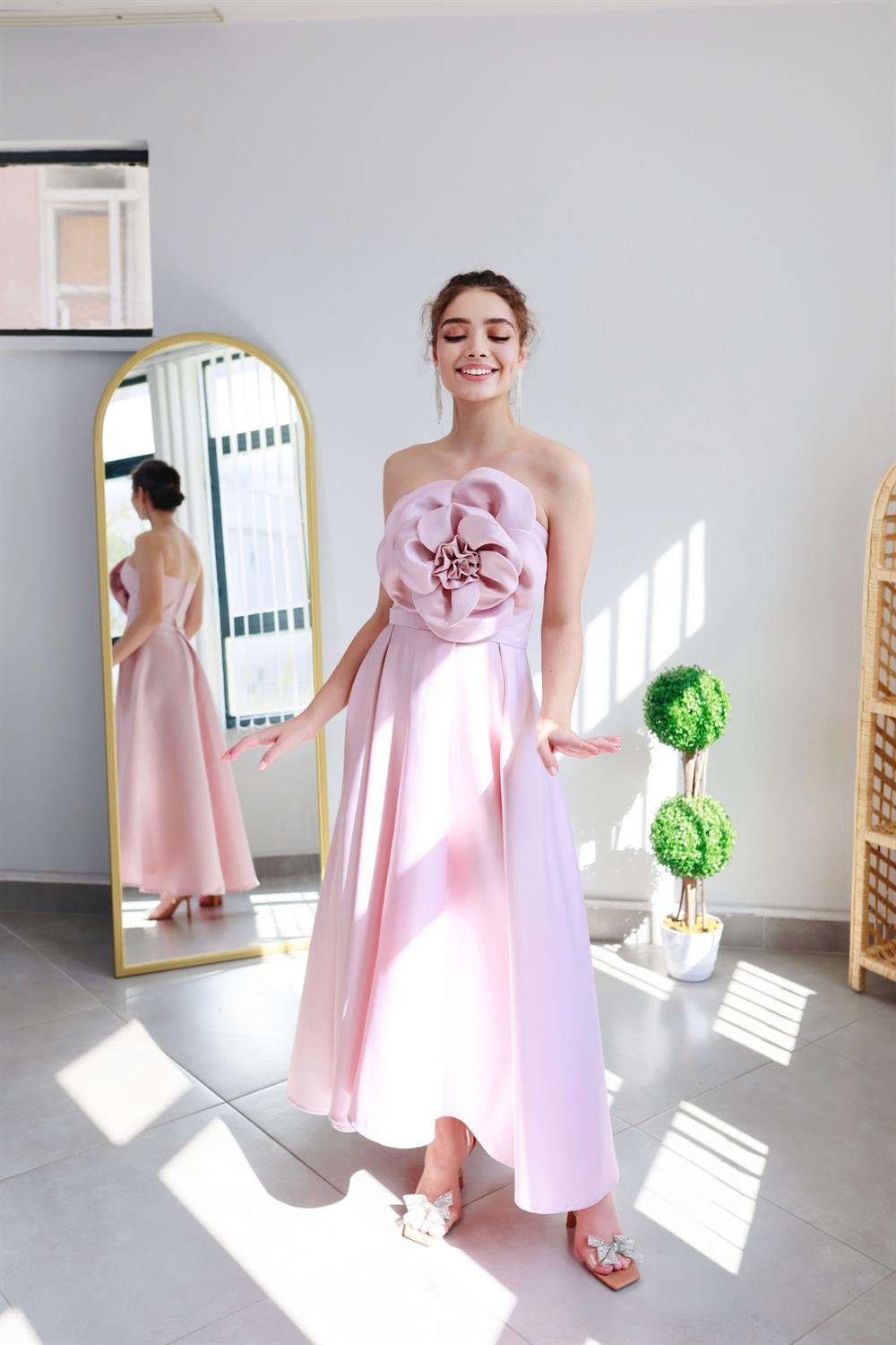 TheElsa | Kişiye Özel Üretim Abiye Elbise | Bella Pudra Pembe Çiçek Tasarımlı Kuyruklu Midiboy Saten Abiye ElbiseÖZEL ÜRETİM ELBİSEBella Pudra Pembe Çiçek Tasarımlı Kuyruklu Midiboy Saten Abiye Elbise