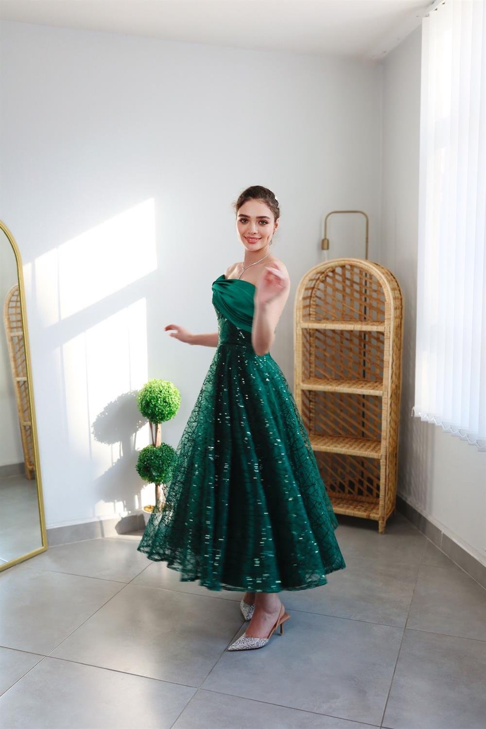 TheElsa | Kişiye Özel Üretim Abiye Elbise | Eva Zümrüt Yeşili Pullu Özel Tasarım Abiye ElbiseÖZEL ÜRETİM ELBİSEEva Zümrüt Yeşili Pullu Özel Tasarım Abiye Elbise