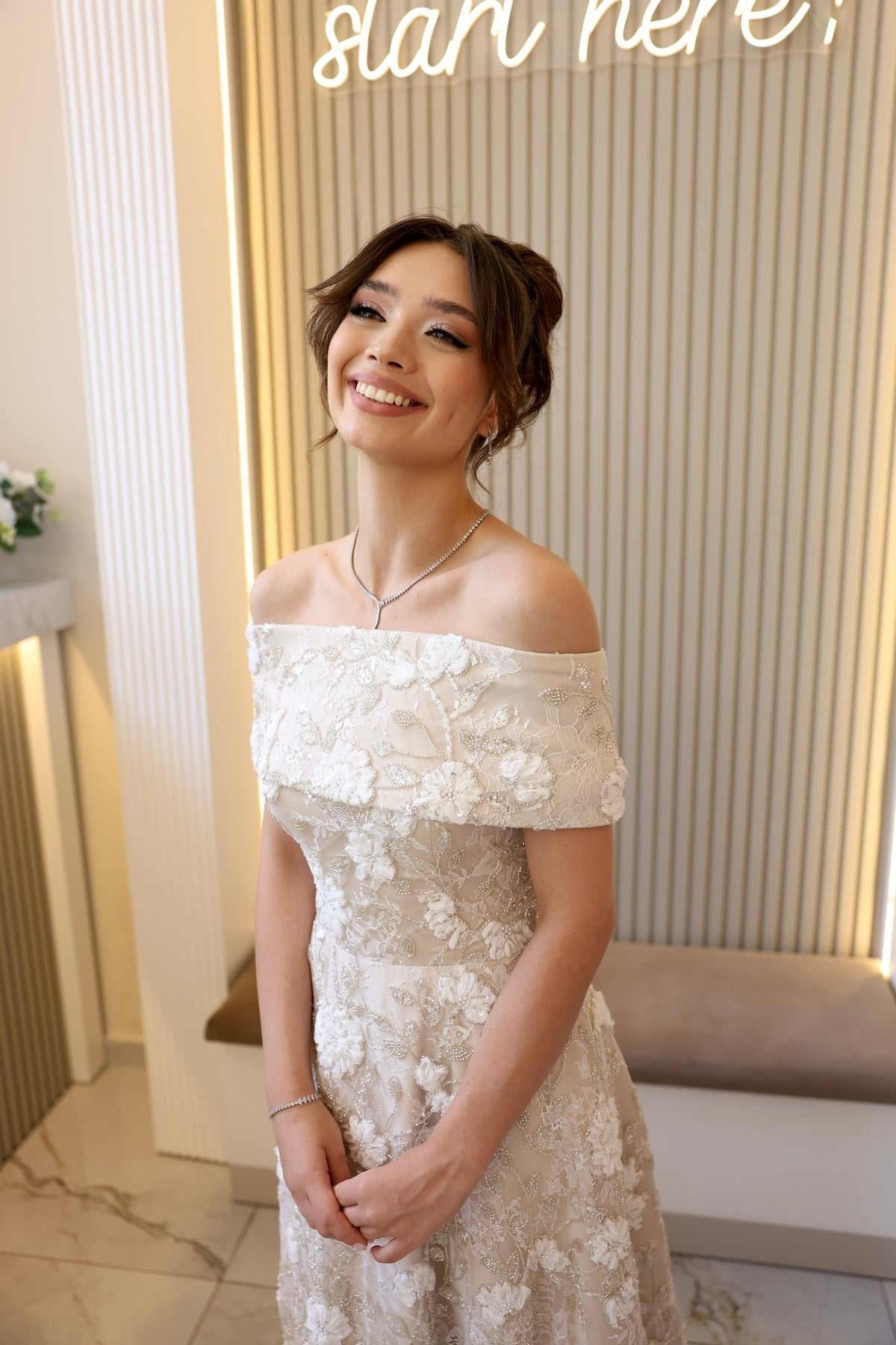 TheElsa | Kalina Prenses Bej Beyaz Dantel Nikah Nişan Söz ElbisesiBEYAZ DANTEL ELBİSELERKalina Prenses Bej Beyaz Dantel Nikah Nişan Söz Elbisesi