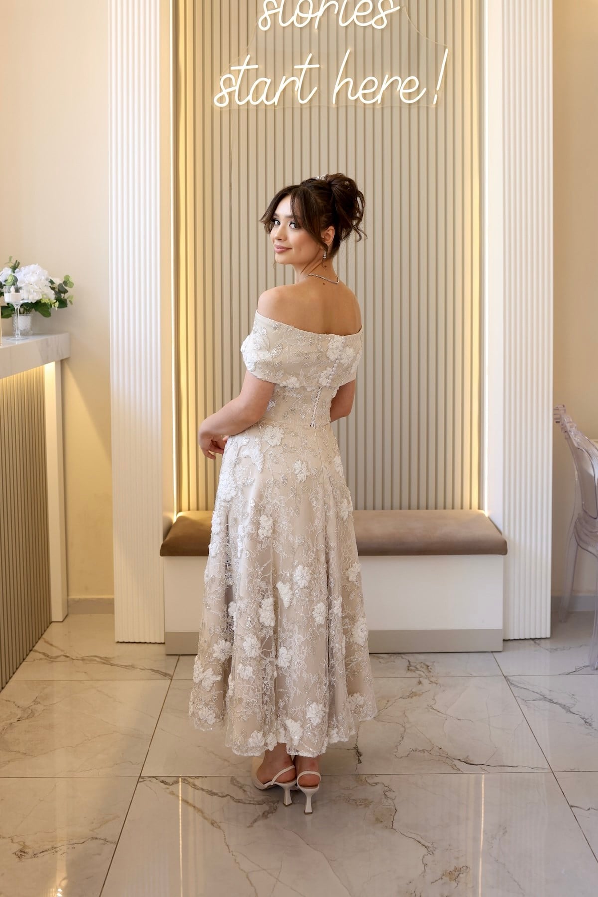 TheElsa | Kalina Prenses Bej Beyaz Dantel Nikah Nişan Söz ElbisesiBEYAZ DANTEL ELBİSELERKalina Prenses Bej Beyaz Dantel Nikah Nişan Söz Elbisesi