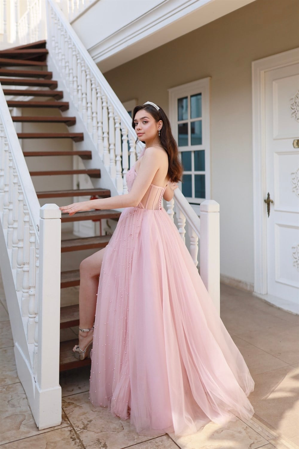 TheElsa | GİYİM | TAKI | Lavien Pudra Pembe İncili Özel Tasarım Yırtmaçlı Uzun Abiye ElbiseELBİSELavien Pudra Pembe İncili Özel Tasarım Yırtmaçlı Uzun Abiye Elbise