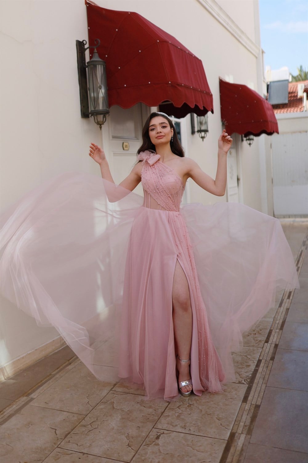 TheElsa | GİYİM | TAKI | Lavien Pudra Pembe İncili Özel Tasarım Yırtmaçlı Uzun Abiye ElbiseELBİSELavien Pudra Pembe İncili Özel Tasarım Yırtmaçlı Uzun Abiye Elbise