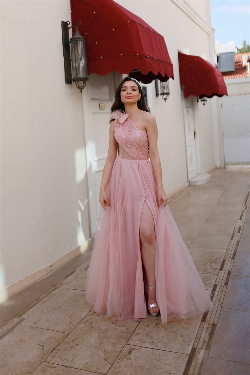 TheElsa | GİYİM | TAKI | Lavien Pudra Pembe İncili Özel Tasarım Yırtmaçlı Uzun Abiye ElbiseELBİSELavien Pudra Pembe İncili Özel Tasarım Yırtmaçlı Uzun Abiye Elbise