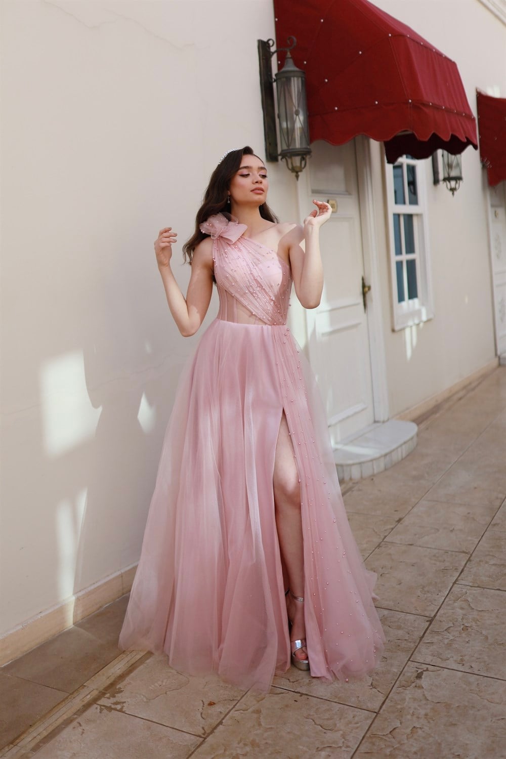 TheElsa | GİYİM | TAKI | Lavien Pudra Pembe İncili Özel Tasarım Yırtmaçlı Uzun Abiye ElbiseELBİSELavien Pudra Pembe İncili Özel Tasarım Yırtmaçlı Uzun Abiye Elbise