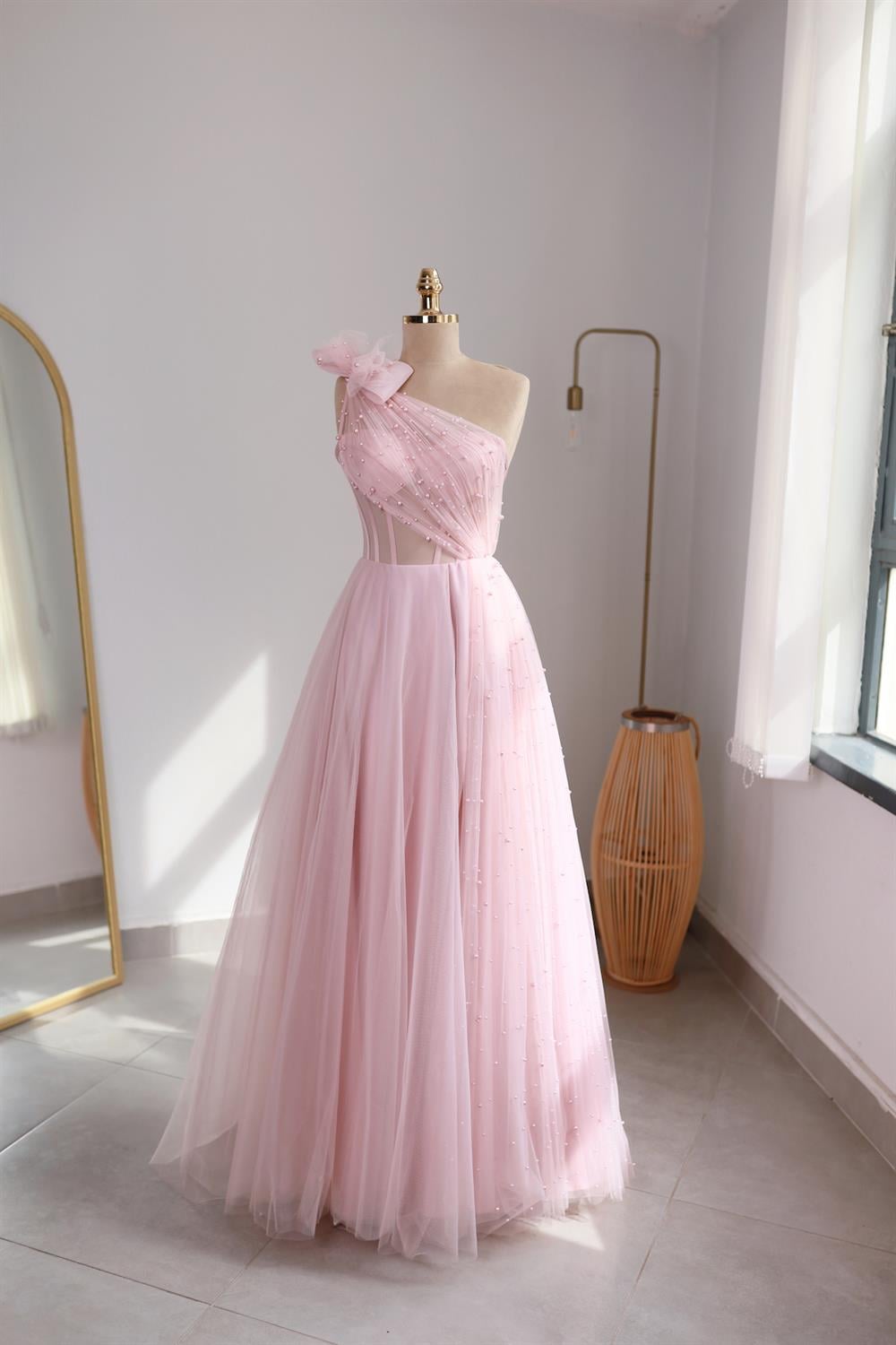 TheElsa | GİYİM | TAKI | Lavien Pudra Pembe İncili Özel Tasarım Yırtmaçlı Uzun Abiye ElbiseÖZEL ÜRETİM ELBİSELavien Pudra Pembe İncili Özel Tasarım Yırtmaçlı Uzun Abiye Elbise